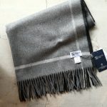 【Johnstons / ジョンストンズ】 WA56 STOLE Cashmere 100% カシミア 大判 ストール GREY BORDER (グレーボーダー・AU1737) Made in Scotland (スコットランド製) 2017秋冬新作のイメージ