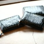 J&M DAVIDSON (ジェイアンドエムデヴィッドソン) SMALL ZIP PURSE (スモール ジップ パース) 7444 SMALL MOCK CROC (クロコダイル型押し) 折財布 ショートウォレット BOTTLE GREEN / NIGTH (ボトルグリーン / ナイト・4800) Made in spain (スペイン製)　2017 秋冬新作のイメージ