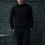 MANRICO CASHMERE “Silk Cashmere Wool” Mock Neck Sweater M050 0006 BLACK(ブラック),SNOW WHITE(スノーホワイト),DRESS BLUES(ドレスブルー),ROYAL BLUE(ロイヤルブルー),SABLE(グレージュ),GREY STONE(ダークグレー),AZTEC(ブラウン),CAMEL(キャメル),KOMBU GREEN(グリーン),YELLOW(イエロー),GRENADINE(オレンジ),HIGH RISK RED(ハイリスクレッド) MADE IN ITALY(イタリア製) 2020AWのイメージ