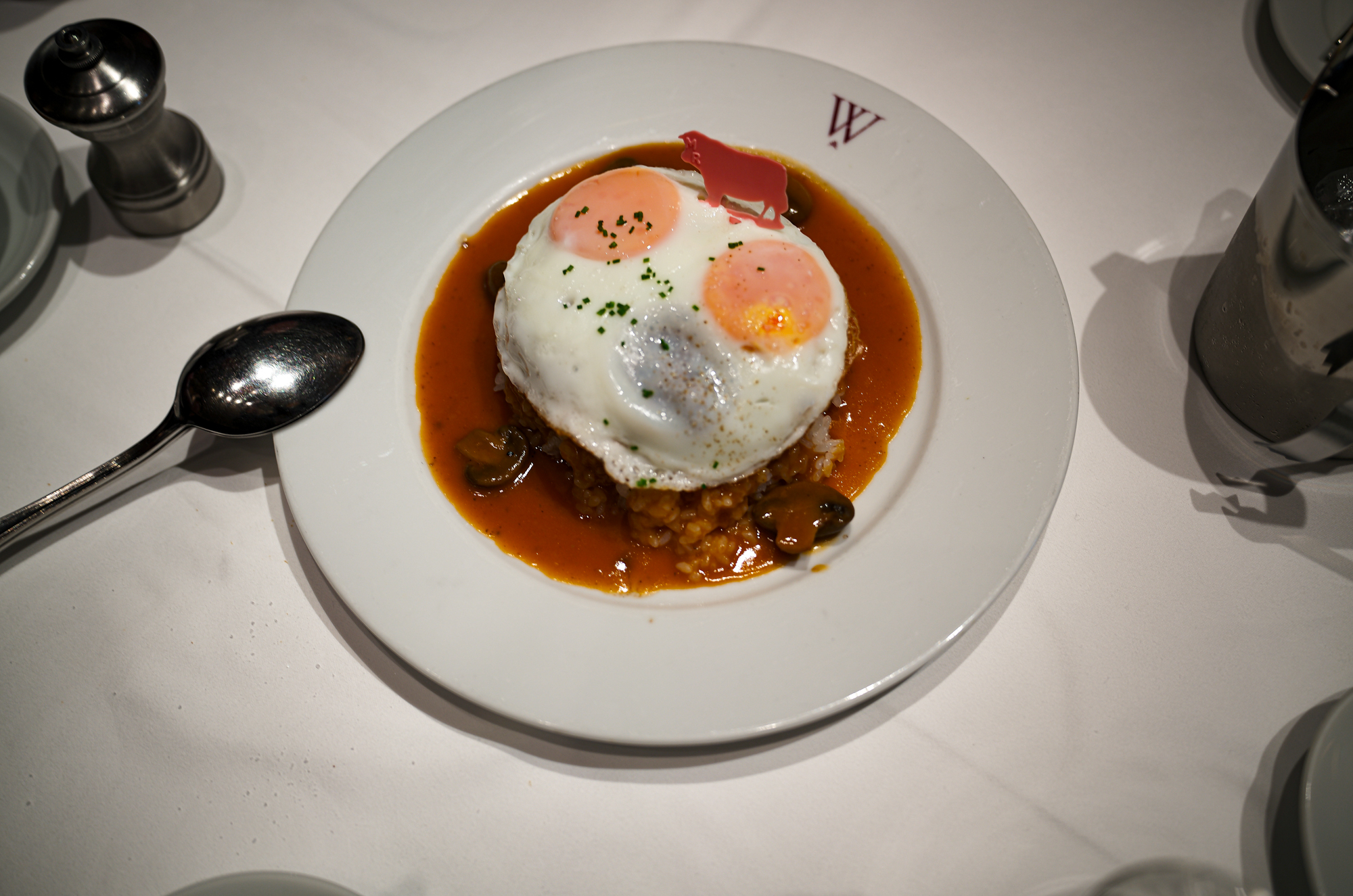 Loco Moco ロコモコ ハワイ hawaii  Wolfgang's Steakhouse Signature Aoyama WOLFGANS'S STEAKHOUSE ウルフギャング ステーキハウス Tボーンステーキ  東京都 港区 北青山 2-5-8　青山OM-SQUARE1F 03-5843-0822 100席 (ダイニング58席、個室A：10席、個室B：8席、バー＆ウイスキーラウンジ24席) BARONROUGE バロンルージュ 〒460-0008 愛知県名古屋市中区栄5丁目19番12 @nagoya_baronrouge 050-5872-9950 移転 renewal open 。大人がひっそりと訪れる酒と料理を嗜むお店 25年続くお店が少しだけ移転しリニューアルオープン。新築のビル2階に佇む大人のためのレストラン＆バー。大人の階段を上り重厚な扉を開けると1日の疲れをリセット。大人の日常にそっと手を差し伸べる程よい非日常空間。プロが作る美味い酒 と しっかり食べられる料理。酒だけでも 料理だけでも 会話だけでも お気軽に。初めてご来店の方も いつもの馴染みのお店にしてください。八乃助 ISAMUKATAYAMABACKLASH イサムカタヤマバックラッシュ 片山勇 バックラッシュ ATSUTA JINGU ///【LEICA M10-P ASC 100 Edition + SUMMILUX-M F1.4/50mm ASPH】2022年5月11日 火曜 熱田神宮 Wolfgang's Steakhouse Signature Aoyama WOLFGANS'S STEAKHOUSE ウルフギャング ステーキハウス Tボーンステーキ  東京都 港区 北青山 2-5-8　青山OM-SQUARE1F 03-5843-0822 100席 (ダイニング58席、個室A：10席、個室B：8席、バー＆ウイスキーラウンジ24席) THE RITZ-CARLTON TOKYO "CLUB LEVEL" // 2022.5.06-5.08 ザ・リッツ・カールトン クラブ®レベル ザ・リッツ・カールトンの最高峰のおもてなしを、最上級の空間と設備でご体験いただける「ザ・リッツ・カールトン クラブレベル」。そのおもてなしの中心となるクラブラウンジは、レジデンスをテーマにしたラウンジの概念を超えた空間です。 レセプション、ガーデンテラス、ダイニングルーム、ライブラリーラウンジの4つの エリアに分かれた「クラブラウンジ」では、時間帯によって多彩な趣きでお客様をお迎えいたしております。お客様のクラブレベルのステイをより快適なものにするクラブコンシェルジュは、お客様一人ひとりをお名前でお呼びし、それぞれのお好みに合わせたパーソナルなサービスをお届けいたします。お誕生日や記念日、プロポーズなど特別な日のご滞在には、ご要望に合わせて心に残るひとときを演出するプランをご提案します。 ザ・ロビーラウンジ ラウンジ ホテルの45階、お客様をお迎えするメインロビーに位置する「ザ・ロビーラウンジ」は、お待ち合わせや語らいの時間を特別なものにします。毎週金～日曜日の15時～16時20分の間、「ハープ＆アフタヌーンティー」を提供しております。確かな技術を有するハープ奏者が奏でる美しい音色を聴きながらペストリーシェフによるアフタヌーンティーをお召し上がり頂けます。夕暮れへと移ろいゆく美しい東京の景色と共に、ゆったりとした午後のひとときをお楽しみ下さい45階の開放的な空間で楽しむ伝統的なアフタヌーンティー ザ・リッツ・カールトン東京の45階、お客様をお迎えするメインロビーに位置する「ザ・ロビーラウンジ」は、お待ち合わせや語らいの時間を特別なものにします。 心地よいピアノの生演奏が流れるラグジュアリーな空間で、モダンなアフタヌーンティーセットや厳選された世界各地の茶葉によるティーセレクションと共に、優雅なひと時をお楽しみ下さい。東京の中心に位置する六本木というロケーションに相応しい、西洋と東洋のモダンな融合を表現したインテリアには、オリエンタルな紫、赤、モノトーンを基調とした配色や、和をモチーフとしたファブリックなどを用い、全体として和洋の調和を感じさせる空間となっており、時間の移ろいに合わせた生演奏が彩りを添えます。ISAIA Napoli TOKYO MIDTOWN イザイア ナポリ 東京ミッドタウン スーツ、ジャケット、シャツ、パンツ、シューズ、ネクタイ、チーフ、カバン 愛知 名古屋 Alto e Diritto altoediritto アルトエデリット 20224月19日 ミシュラン ヴァガボンド 2021年12月14日 LA VAGABONDE ラ・ヴァガボンド フレンチ フランス料理 鶴舞 ラヴァカボンド chef ryousuke iwamoto 岩本龍介 予約のとれないフレンチ 名店 美食家 放浪者 旅人 愛知県名古屋市中区千代田2丁目14-24 キャノンピア鶴舞 1F 愛知 名古屋 Alto e Diritto altoediritto アルトエデリット 超絶フレンチ ドレスコード ディナー 中華風家庭料理 ふーみん (表参道/中華料理)　〒107-0062 東京都港区南青山５丁目７−１７ 03-3498-4466　表参道・青山エリアの南青山の中華料理店、中華風家庭料理 ふーみんのオフィシャルページです　CHACOあまみや　千駄ヶ谷の有名なステーキ屋「CHACOあめみや」 炭焼きステーキ 〒151-0051 東京都渋谷区千駄ケ谷１丁目７−１２ 03-3402-6066 http://chacoamemiya.com/sp/ １９７９年（昭和５４年）に開店してから当時のままの姿の店内は重みを感じる。　（お客様からは「昭和の香りがする・・」と言われます）真っ白だった壁も年月を感じさせる趣がある。店内に入るとまず目に入るのが、大きな炭焼きの竈。営業当時からの肉の旨みを沢山吸い込んでいるかも・・・。１９７９年（昭和５４年）に開店してから当時のままの姿の店内は重みを感じる。　（お客様からは「昭和の香りがする・・」と言われます）真っ白だった壁も年月を感じさせる趣がある。店内に入るとまず目に入るのが、大きな炭焼きの竈。営業当時からの肉の旨みを沢山吸い込んでいるかも・・・。炭で焼かれたステーキのお皿は鉄板ではなく鋳物です。牛肉は融点が高いため冷めやすい鉄板ではすぐに肉が固くなってしまいます。チャコのお皿は長い時間温かいので柔らかい牛肉をゆっくりご賞味いただけます。ワイン片手に語らいながら心安らぐ美味しい時間をお過ごしください。LA BISBOCCIA　ラ・ビスボッチャ/LA BISBOCCIA (広尾/イタリアン) RISTORANTE LA BISBOCCIA 〒150-0013 東京都渋谷区恵比寿2-36-13 広尾MTRビル1F "イタリア政府公認レストラン"として選ばれた本格的イタリアン。スタッフもイタリア人が中心で、イタリアにいる気分になれそうな空間。 https://labisboccia.tokyo/ 愛知 名古屋 Vineria Cassini ヴィネリア カッシーニ 東別院 イタリアン 愛知県名古屋市中区伊勢山1-9-13 伊勢山ハイツ1F #1F Iseyamahaitsu, 1-9-13 Iseyama Naka-ku, Nagoya-shi, Aichi-ken 460-0026, Japan イタリアを旅するような気分で楽しむ郷土料理と様々なワイン "Vineria(ヴィネリア)とは、イタリア語でVino(ワイン)＋Osteria(食堂)を足した造語です。 イタリアの郷土料理とその土地で造られた様々なワインをイタリアを旅するような気分でお楽しみいただけます。 「イタリア現地の味」を目指した素材を生かすストレートかつ伝統的なイタリア料理をアラカルトもしくはコースでお楽しみください。 約200種類のイタリアワインの中から、ソムリエがベストなワインを選びます。お料理やお好みに合わせたグラスワインやワインコースもご用意しております。"2021年10月15日 煖 MEI メイ イタリアン 国際センター 名古屋市西区那古野1-23-2 四間道糸重3 mei-nagoya.com shikemichi サンタキアラ Santa Chiara コース 18時一斉スタート きのこ キノコ 森内敬子　モーゼ十戒　ナナツモリピノノワール 2016 pinot noir ドメーヌタカヒコ 曽我貴彦 北海道余市郡余市町登町1395  ワイン名古屋市東区徳川町　天然キノコ MEI 那古野 ネコ 猫　にゃんこ 愛知 名古屋 Alto e Diritto altoediritto アルトエデリット カウンター7席 えごま　味噌カツ ミソカツ みそかつ とんかつ 東別院 〒460-0021 愛知県名古屋市中区平和2丁目16-15 052-323-0963  鶴舞線のガード下にあるトンカツの美味しいお店 みそかつ えごま　和食 美奈登 ミナト 老舗焼肉店 神宮前/焼肉 レトロ モクモク 味噌ダレ とんちゃん 熱田 ホルモン ヤキニク とんねるず ペレ きたなシュラン 懐かし 名鉄堀田駅から徒歩20分 瑞穂区 〒467-0879 愛知県名古屋市瑞穂区平郷町2-6-2 LA VAGABONDE ラ・ヴァガボンド フレンチ フランス料理 鶴舞 ラヴァカボンド chef ryousuke iwamoto 岩本龍介 予約のとれないフレンチ 名店 美食家 放浪者 旅人 愛知県名古屋市中区千代田2丁目14-24 キャノンピア鶴舞 1F 愛知 名古屋 Alto e Diritto altoediritto アルトエデリット 超絶フレンチ ドレスコード ディナー STEAK HOUSE Beef Okuma ステーキハウス ビーフオークマ 名古屋店 霜降り黒毛和牛 サーロイン フィレ シャトーブリアン 仙台牛 宮城牛 近江牛 150g 200g ハンバーグ 松坂屋 名古屋店 愛知　名古屋 Alto e Diritto altoediritto  GW休暇 Alto e Diritto アルトエデリット altoediritto 愛知 名古屋 ゴールデンウィーク 休暇 炭火焼肉 煖  だん ダン 愛知 名古屋 焼き肉  名駅店 瑞穂本店 Alto e Diritto altoediritto アルトエデリット 夢 希望 Dream FREEMASONRY フリーメーソン AUDEMARS PIGUET オーデマピゲ SEX PISTOLS セックスピストルズ JOY DIVISION ジョイディヴィジョン DAVID BOWIE デヴィットボーウィ THE VELVET UNDERGROUND ザベルベットアンダーグラウンド THE ROLLING STONES ザローリングストーンズ QUEEN クイーン LED ZEPPELIN レッドツェッペリン Alto e Diritto アルトエデリット 愛知 名古屋 Italy MOORER ムーレー / BELVEST ベルベスト / ISAIA イザイア / LUCA GRASSIA ルカグラシア / Alfredo Rifugio アルフレードリフージオ / LARDINI ラルディーニ / De Petrillo デ・ペトリロ / TAGLIATORE タリアトーレ / Sealup シーラップ / EMMETI エンメティ / CINQUANTA チンクアンタ / SILENCE サイレンス / MOLEC モレック / Finamore フィナモレ / ORIAN オリアン / AVINO Laboratorio Napoletano アヴィーノ / INCOTEX インコテックス / INCOTEX SLACKS インコテックススラックス / PT TORINO ピーティートリノ / BERWICH ベルウィッチ / VIGANO ヴィガーノ / RICHARD J.BROWN リチャードJブラウン / FEDELI フェデーリ / MANRICO CASHMERE マンリコカシミヤ / ZANONE ザノーネ / Cruciani クルチアーニ / GRAN SASSO グランサッソ / Settefili Cashmere セッテフィーリカシミア / Girelli Bruni ジレリブルーニ / ENZO BONAFE エンツォボナフェ / FERRANTE フェランテ / GHOUD ゴード / ACATE アカーテ / Cisei シセイ / STEFANO RICCI ステファノリッチ / ALPO アル France Georges de Patricia ジョルジュドパトリシア / SAINT LAURENTサンローラン / CELINE セリーヌ / AUBERCY オーベルシー / lucien pellat-finet ルシアンペラフィネ / NATIONAL STANDARD ナショナルスタンダー U.S.A. South Paradiso Leather サウスパラディソ / JACQUESMARIEMAGE ジャックマリーマージュ / MARC MARMEL マークマーメル / WHITE'S BOOTS ホワイツブーツ / JUTTA NEUMANN ユッタニューマン England GRENFELL グレンフェル / J&M DAVIDSON ジェイアンドエムディヴィッドソン / JAMES GROSE ジェームスグロース / JOHN SMEDLEY ジョンスメドレー / Johnstons ジョンストンズ Other FIXER フィクサー / cuervo bopoha クエルボ ヴァローナ / BACKLASH The Line バックラッシュ ザライン / RIVORA リヴォラ / C.QP / Order Suit オーダースーツ 愛知 名古屋 Alto e Diritto altoediritto アルトエデリッライカM10 アポズミクロン 2021 October.27 21年目スタート 21年目からは楽しくゆっくりすごしてゆけたらなと思ってます ジョーストラマー 「10.26(tue)」,「10.27(wed)」 お休みとなります Thames LONDON / HERBIE YAMAGUCHI 1983 テムズ川 ロンドン ハービー山口 1983年 イギリス England イングランド 写真家 写真 Not Banksy ノットバンクシー BANKSY バンクシー 我々の敵はあなたの敵じゃない   共に生きよう LEICA // APO-SUMMICRON-M f2/35mm ASPH. ライカ アポ・ズミクロンM f2/35mm ASPH. 愛知 名古屋 Alto e Diritto altoediritto アルトエデリット 世界最高峰のレンズと称賛され続けているライカMレンズにおいて、アポ・ズミクロンM f2/35mm ASPH.もそのMレンズの名にふさわしい優れた性能を誇ります。さらに、アポ・ズミクロンMシリーズのレンズとしてはもちろんのこと、これまでにない新しいタイプのMレンズとして目をひく存在でもあります。その特長は、Mレンズの中で最短で唯一ともいえる最短撮影距離と、きわめてシャープな描写力、美しいボケ味、そして開放F値F2という明るさにあります。ドイツならではの高度な製造技術が生み出したこのレンズを活用すれば、M型カメラはもとより、「ライカSL2」や「ライカSL2-S」でも、優れた描写力を活用してあらゆるシーンでの撮影が楽しめます。 光学系の設計に全撮影距離で高画質が得られるフローティングシステムを採用しているため、近距離撮影でも高い描写力を発揮しながら、Mレンズでは唯一となるわずか30cmという最短撮影距離を実現しています。フォーカスリングの回転角は300°ときわめて大きく、最短撮影距離が短くなっているにも関わらず緻密なピント合わせが可能です。開放値はF2.0という明るさで、クリエイティブな作品づくりも多彩に楽しめます。その時々の貴重な瞬間を、ライカらしい高品位な写真として記録することができます。イギリスの写真家ヒュー・ジョン氏は、ポートレート撮影でもアポ・ズミクロンM f2/35mm ASPH.が威力を発揮することを実感しました。「被写界深度がこれほど浅くなるとは驚きました。まつげの部分が驚くほどシャープに描写され、そこから徐々にボケていく。これは元のサイズのまま一部をトリミングしたものですが、85mm、いや、105mmのレンズで撮影したかのような仕上がりです！」「アポ・ズミクロンM f2/35mm ASPH.は、美しいボケ味でポートレート写真に新たな可能性をもたらすレンズですね。それに接写もこなせるので、まさにオールラウンドな1本だと言えます。色の再現性も絶妙で、シャープな解像感も素晴らしい。これさえあれば他のレンズはいらないと言ってもいいかもしれません！」2021年8月18日 Leica Nagoya ライカ松坂屋名古屋店 ライカ名古屋 460-8430 愛知県中区栄3-16-1 松坂屋名古屋店 北館3Ｆ 052-264-2840 入鹿池　いるかいけ 名古屋近郊のボート釣りのメッカ 愛知県犬山市の入鹿、飛騨木曽川国定公園内にある人工の農業用ため池 わかさぎ釣り・ブラックバス釣りなら入鹿池にある見晴茶屋へ https://inuyama.gr.jp/miharashi.html 犬山観光情報  ワカサギやブラックバス釣りのメッカとして知られる入鹿池 ブラックバス釣果 犬山名物 でんがく 五平餅 見晴茶屋 愛知県犬山市堤下60 蓬ぜん 犬山 犬山口 愛知 名古屋名物 ひつまぶし http://houzen.s-d.jp/index.html 犬山城 ミシュランガイド愛知2019 あつた蓬莱軒 22年間修行 店主 うなぎ ウナギ 鰻 愛知県犬山市上坂町4-168 0568-39-5077 犬山市観光協会 ミシュラン 博多串焼き 八乃助  焼き鳥 焼鳥 愛知 名古屋 とみやBLOG 富屋酒店 とみやBLOG ライカ LEICA LEICA M10-p ASC100 EDITION ライカM10-P ズミルックス 2021年7月27日 煖 MEI メイ イタリアン 国際センター 名古屋市西区那古野1-23-2 四間道糸重3 mei-nagoya.com shikemichi サンタキアラ Santa Chiara コース 18時一斉スタート きのこ キノコ 森内敬子　モーゼ十戒　ナナツモリピノノワール 2016 pinot noir ドメーヌタカヒコ 曽我貴彦 北海道余市郡余市町登町1395  ワイン名古屋市東区徳川町　天然キノコ MEI 那古野 ネコ 猫　にゃんこ 愛知 名古屋 Alto e Diritto altoediritto アルトエデリット カウンター7席 えごま　味噌カツ ミソカツ みそかつ とんかつ 東別院 〒460-0021 愛知県名古屋市中区平和2丁目16-15 052-323-0963  鶴舞線のガード下にあるトンカツの美味しいお店 みそかつ えごま　和食 美奈登 ミナト 老舗焼肉店 神宮前/焼肉 レトロ モクモク 味噌ダレ とんちゃん 熱田 ホルモン ヤキニク とんねるず ペレ きたなシュラン 懐かし 名鉄堀田駅から徒歩20分 瑞穂区 〒467-0879 愛知県名古屋市瑞穂区平郷町2-6-2 LA VAGABONDE ラ・ヴァガボンド フレンチ フランス料理 鶴舞 ラヴァカボンド chef ryousuke iwamoto 岩本龍介 予約のとれないフレンチ 名店 美食家 放浪者 旅人 愛知県名古屋市中区千代田2丁目14-24 キャノンピア鶴舞 1F 愛知 名古屋 Alto e Diritto altoediritto アルトエデリット 超絶フレンチ ドレスコード ディナー STEAK HOUSE Beef Okuma ステーキハウス ビーフオークマ 名古屋店 霜降り黒毛和牛 サーロイン フィレ シャトーブリアン 仙台牛 宮城牛 近江牛 150g 200g ハンバーグ 松坂屋 名古屋店 愛知　名古屋 Alto e Diritto altoediritto  GW休暇 Alto e Diritto アルトエデリット altoediritto 愛知 名古屋 ゴールデンウィーク 休暇 炭火焼肉 煖  だん ダン 愛知 名古屋 焼き肉  名駅店 瑞穂本店 Alto e Diritto altoediritto アルトエデリット 夢 希望 Dream FREEMASONRY フリーメーソン AUDEMARS PIGUET オーデマピゲ SEX PISTOLS セックスピストルズ JOY DIVISION ジョイディヴィジョン DAVID BOWIE デヴィットボーウィ THE VELVET UNDERGROUND ザベルベットアンダーグラウンド THE ROLLING STONES ザローリングストーンズ QUEEN クイーン LED ZEPPELIN レッドツェッペリン Alto e Diritto アルトエデリット 愛知 名古屋 Italy MOORER ムーレー / BELVEST ベルベスト / ISAIA イザイア / LUCA GRASSIA ルカグラシア / Alfredo Rifugio アルフレードリフージオ / LARDINI ラルディーニ / De Petrillo デ・ペトリロ / TAGLIATORE タリアトーレ / Sealup シーラップ / EMMETI エンメティ / CINQUANTA チンクアンタ / SILENCE サイレンス / MOLEC モレック / Finamore フィナモレ / ORIAN オリアン / AVINO Laboratorio Napoletano アヴィーノ / INCOTEX インコテックス / INCOTEX SLACKS インコテックススラックス / PT TORINO ピーティートリノ / BERWICH ベルウィッチ / VIGANO ヴィガーノ / RICHARD J.BROWN リチャードJブラウン / FEDELI フェデーリ / MANRICO CASHMERE マンリコカシミヤ / ZANONE ザノーネ / Cruciani クルチアーニ / GRAN SASSO グランサッソ / Settefili Cashmere セッテフィーリカシミア / Girelli Bruni ジレリブルーニ / ENZO BONAFE エンツォボナフェ / FERRANTE フェランテ / GHOUD ゴード / ACATE アカーテ / Cisei シセイ / STEFANO RICCI ステファノリッチ / ALPO アル France Georges de Patricia ジョルジュドパトリシア / SAINT LAURENTサンローラン / CELINE セリーヌ / AUBERCY オーベルシー / lucien pellat-finet ルシアンペラフィネ / NATIONAL STANDARD ナショナルスタンダー U.S.A. South Paradiso Leather サウスパラディソ / JACQUESMARIEMAGE ジャックマリーマージュ / MARC MARMEL マークマーメル / WHITE'S BOOTS ホワイツブーツ / JUTTA NEUMANN ユッタニューマン England GRENFELL グレンフェル / J&M DAVIDSON ジェイアンドエムディヴィッドソン / JAMES GROSE ジェームスグロース / JOHN SMEDLEY ジョンスメドレー / Johnstons ジョンストンズ Other FIXER フィクサー / cuervo bopoha クエルボ ヴァローナ / BACKLASH The Line バックラッシュ ザライン / RIVORA リヴォラ / C.QP / Order Suit オーダースーツ 愛知 名古屋 Alto e Diritto altoediritto アルトエデリット