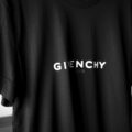 GIVENCHY（ジバンシー）GIVENCHY Reverse slim t-shirt in cotton (リバース スリム Tシャツ) ロゴプリント Tシャツ BLACK(ブラック)のイメージ