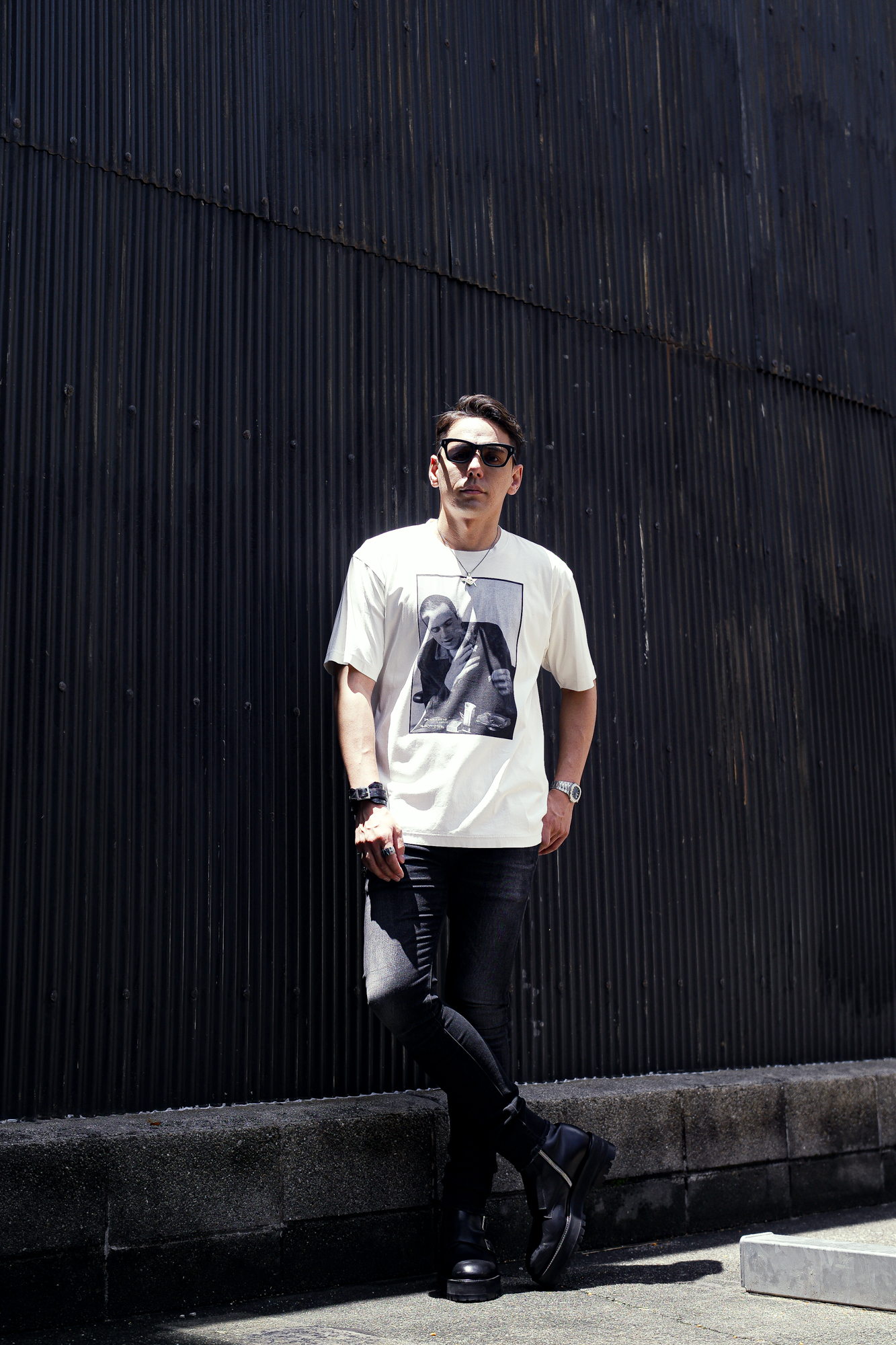 ISAMU KATAYAMA BACKLASH x FIXER x HERBIE YAMAGUCHI (イサムカタヤマバックラッシュ x フィクサー x ハービー山口) Joe with a roll up LONDON Photo Print T-shirt FIX-2117-01 フォトプリントTシャツ WHITE (ホワイト) MADE IN JAPAN (日本製) 2024 【WEBご予約開始】愛知 名古屋 Alto e Diritto altoediritto アルトエデリット