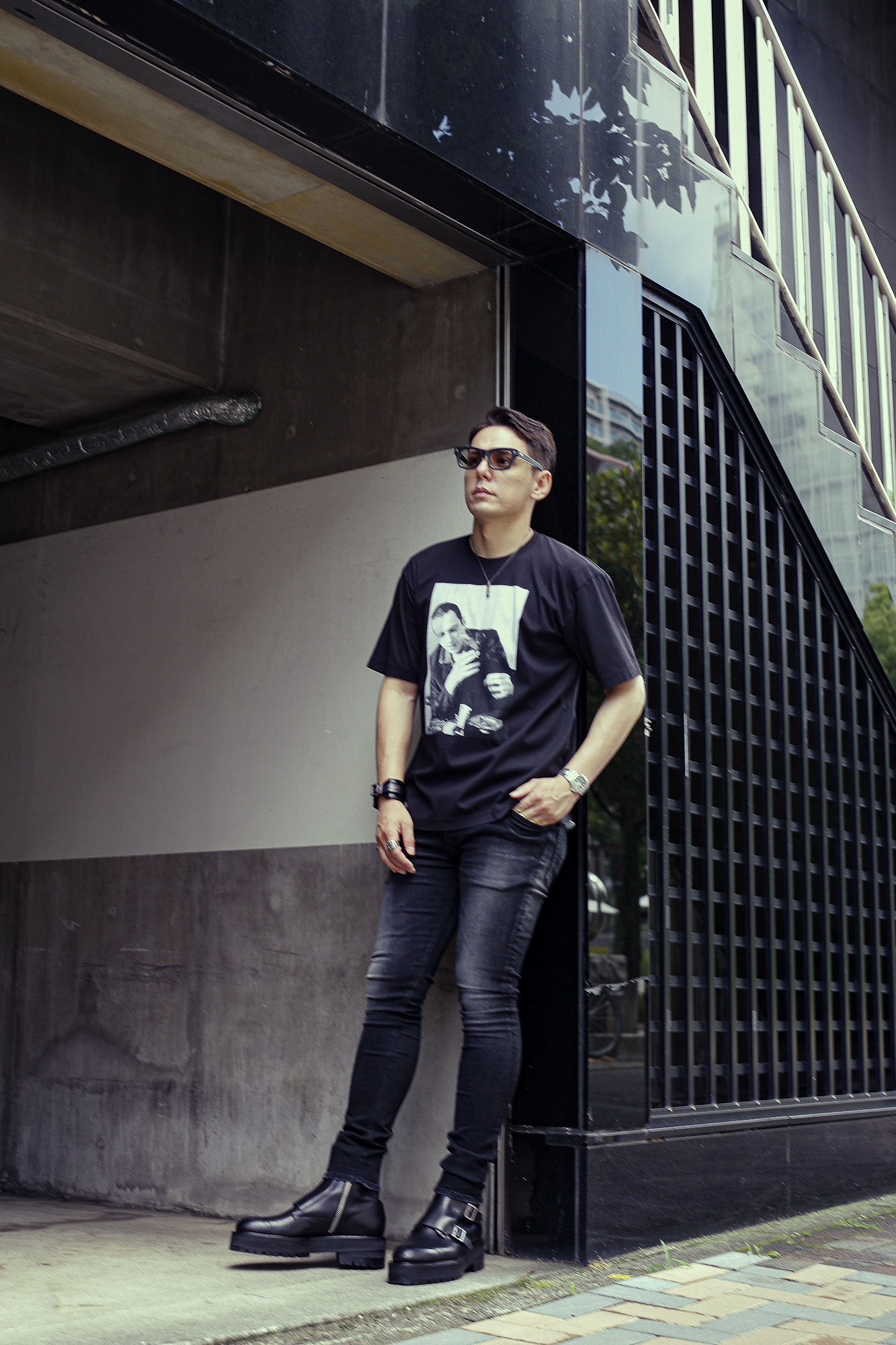 ISAMU KATAYAMA BACKLASH x FIXER x HERBIE YAMAGUCHI (イサムカタヤマバックラッシュ x フィクサー x ハービー山口) Joe with a roll up LONDON Photo Print T-shirt FIX-2117-01 フォトプリントTシャツ BLACK (ブラック) MADE IN JAPAN (日本製) 2024 【WEBご予約開始】愛知 名古屋 Alto e Diritto altoediritto アルトエデリット