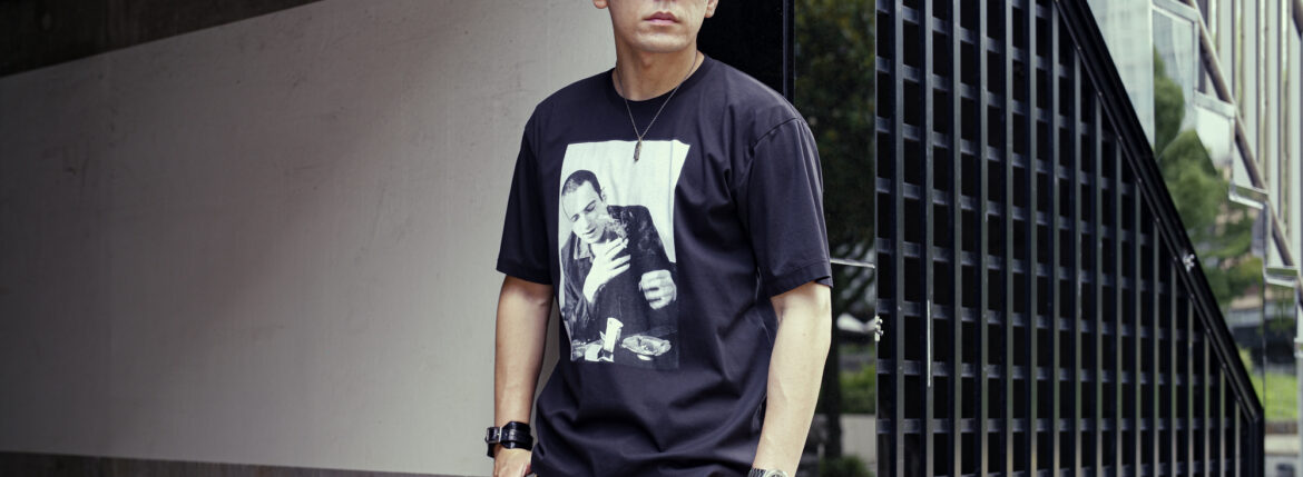 ISAMU KATAYAMA BACKLASH x FIXER x HERBIE YAMAGUCHI (イサムカタヤマバックラッシュ x フィクサー x ハービー山口) Joe with a roll up LONDON Photo Print T-shirt FIX-2117-01 フォトプリントTシャツ BLACK (ブラック) MADE IN JAPAN (日本製) 2024 【WEB予約受付中】のイメージ