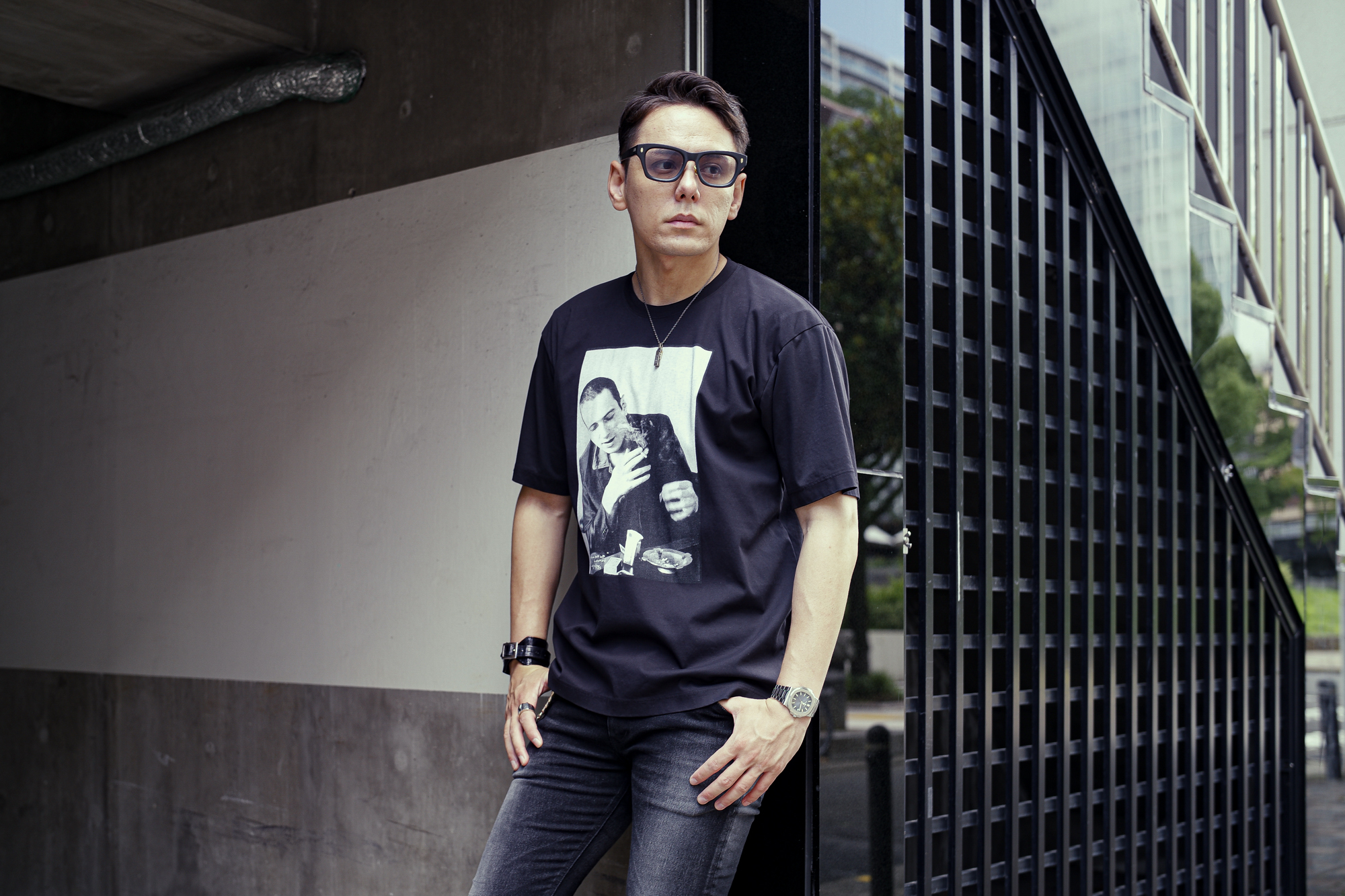 ISAMU KATAYAMA BACKLASH x FIXER x HERBIE YAMAGUCHI (イサムカタヤマバックラッシュ x フィクサー x ハービー山口) Joe with a roll up LONDON Photo Print T-shirt FIX-2117-01 フォトプリントTシャツ BLACK (ブラック) MADE IN JAPAN (日本製) 2024 【WEBご予約開始】愛知 名古屋 Alto e Diritto altoediritto アルトエデリット