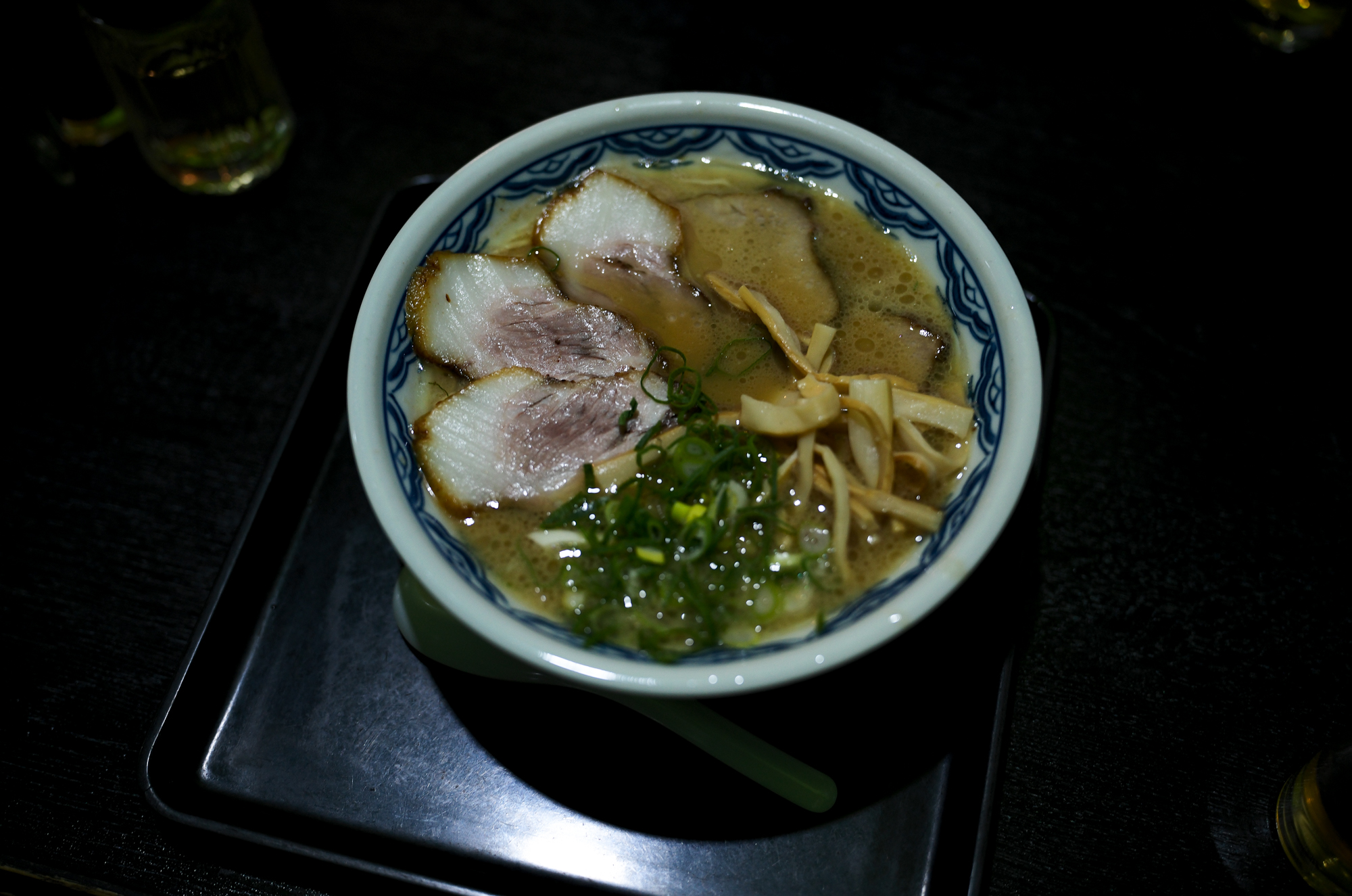 博多麺房 赤のれん 西麻布本店 タモリ 赤のれん タモリ 西麻布交差点 釜炊きとんこつ  東京都 港区 西麻布 3-21-24 第五中岡ビル１Ｆ 釜炊きとんこつ「とれたての味」 「濃厚な豚骨のコクと旨み」と「醤油ダレのキレ」店内に大型の五右衛門釜を持ち込み、毎日一日かけて取るスープはコクと旨みがあって「コッテリ」ながらも、醤油ダレをきかせることにより後味が「サッパリ」になるように仕上げております。厳選した豚骨の部位だけを使用し、丁寧に下処理を行い濃厚な旨みだけを抽出。100％純豚骨スープをお楽しみください。「平打ち極細麺」初代、津田茂氏が考案した極細平打ち極細麺。一般的な麺の断面が丸や角に比べて薄く平べったくなっており、サクッとした食感とスープとの絡みが良いのが特徴です。麺の硬さは、粉おとし・ハリガネ・バリカタ・固め・普通・ヤオ麺の6種類があり、硬さによって食感、小麦粉の風味など大きく変化します。替え玉などで食べ比べるのも楽しいかと思います。本物のラーメンを召し上がりませんか？毎日一日かけて五右衛門釜でとるとんこつスープはコクと旨みがあって後味さっぱり。秘伝の醤油ダレを加えたスープが極細平打麺にからむ絶妙の味です。釜炊きとんこつ「とれたての味」をご賞味ください。「由来」福岡は箱崎で津田茂氏が開業した博多ラーメン赤のれんは「腰が強い平打ち細麺］と「こってり味でさっぱり感のある醤油仕立てのとんこつラーメン」が造りだす絶品の旨さが大人気となり、昭和50年頃はその味は博多随一と評判でした。この地に赤のれんが誕生した由来は、博多赤のれんに弟子入りした先代が六本木付近に創業の場所を求めたことにあります。六本木から西麻布にかけてこのとおり一帯は、昔から「元すりとおり」と呼ばれ地元の人たちから商売は難しい場所と見られていました。西麻布に創業し40年、ひたすらに本物の味を追及しお客様の求める旨い味づくりに専念してまいりました。今も変わらず商いができますのもお客様の暖かい支持の賜物と感謝いたしております。 https://www.akanoren.com/  THE RITZ-CARLTON TOKYO  // 2022.4.27-4.28  ザ・ロビーラウンジ ラウンジ ホテルの45階、お客様をお迎えするメインロビーに位置する「ザ・ロビーラウンジ」は、お待ち合わせや語らいの時間を特別なものにします。45階の開放的な空間で楽しむ伝統的なアフタヌーンティー ザ・リッツ・カールトン東京の45階、お客様をお迎えするメインロビーに位置する「ザ・ロビーラウンジ」は、お待ち合わせや語らいの時間を特別なものにします。 心地よいピアノの生演奏が流れるラグジュアリーな空間で、モダンなアフタヌーンティーセットや厳選された世界各地の茶葉によるティーセレクションと共に、優雅なひと時をお楽しみ下さい。東京の中心に位置する六本木というロケーションに相応しい、西洋と東洋のモダンな融合を表現したインテリアには、オリエンタルな紫、赤、モノトーンを基調とした配色や、和をモチーフとしたファブリックなどを用い、全体として和洋の調和を感じさせる空間となっており、時間の移ろいに合わせた生演奏が彩りを添えます。ISAIA Napoli TOKYO MIDTOWN イザイア ナポリ 東京ミッドタウン スーツ、ジャケット、シャツ、パンツ、シューズ、ネクタイ、チーフ、カバン 愛知 名古屋 Alto e Diritto altoediritto アルトエデリット 20224月19日 ミシュラン ヴァガボンド 2021年12月14日 LA VAGABONDE ラ・ヴァガボンド フレンチ フランス料理 鶴舞 ラヴァカボンド chef ryousuke iwamoto 岩本龍介 予約のとれないフレンチ 名店 美食家 放浪者 旅人 愛知県名古屋市中区千代田2丁目14-24 キャノンピア鶴舞 1F 愛知 名古屋 Alto e Diritto altoediritto アルトエデリット 超絶フレンチ ドレスコード ディナー 中華風家庭料理 ふーみん (表参道/中華料理)　〒107-0062 東京都港区南青山５丁目７−１７ 03-3498-4466　表参道・青山エリアの南青山の中華料理店、中華風家庭料理 ふーみんのオフィシャルページです　CHACOあまみや　千駄ヶ谷の有名なステーキ屋「CHACOあめみや」 炭焼きステーキ 〒151-0051 東京都渋谷区千駄ケ谷１丁目７−１２ 03-3402-6066 http://chacoamemiya.com/sp/ １９７９年（昭和５４年）に開店してから当時のままの姿の店内は重みを感じる。　（お客様からは「昭和の香りがする・・」と言われます）真っ白だった壁も年月を感じさせる趣がある。店内に入るとまず目に入るのが、大きな炭焼きの竈。営業当時からの肉の旨みを沢山吸い込んでいるかも・・・。１９７９年（昭和５４年）に開店してから当時のままの姿の店内は重みを感じる。　（お客様からは「昭和の香りがする・・」と言われます）真っ白だった壁も年月を感じさせる趣がある。店内に入るとまず目に入るのが、大きな炭焼きの竈。営業当時からの肉の旨みを沢山吸い込んでいるかも・・・。炭で焼かれたステーキのお皿は鉄板ではなく鋳物です。牛肉は融点が高いため冷めやすい鉄板ではすぐに肉が固くなってしまいます。チャコのお皿は長い時間温かいので柔らかい牛肉をゆっくりご賞味いただけます。ワイン片手に語らいながら心安らぐ美味しい時間をお過ごしください。LA BISBOCCIA　ラ・ビスボッチャ/LA BISBOCCIA (広尾/イタリアン) RISTORANTE LA BISBOCCIA 〒150-0013 東京都渋谷区恵比寿2-36-13 広尾MTRビル1F "イタリア政府公認レストラン"として選ばれた本格的イタリアン。スタッフもイタリア人が中心で、イタリアにいる気分になれそうな空間。 https://labisboccia.tokyo/ 愛知 名古屋 Vineria Cassini ヴィネリア カッシーニ 東別院 イタリアン 愛知県名古屋市中区伊勢山1-9-13 伊勢山ハイツ1F #1F Iseyamahaitsu, 1-9-13 Iseyama Naka-ku, Nagoya-shi, Aichi-ken 460-0026, Japan イタリアを旅するような気分で楽しむ郷土料理と様々なワイン "Vineria(ヴィネリア)とは、イタリア語でVino(ワイン)＋Osteria(食堂)を足した造語です。 イタリアの郷土料理とその土地で造られた様々なワインをイタリアを旅するような気分でお楽しみいただけます。 「イタリア現地の味」を目指した素材を生かすストレートかつ伝統的なイタリア料理をアラカルトもしくはコースでお楽しみください。 約200種類のイタリアワインの中から、ソムリエがベストなワインを選びます。お料理やお好みに合わせたグラスワインやワインコースもご用意しております。"2021年10月15日 煖 MEI メイ イタリアン 国際センター 名古屋市西区那古野1-23-2 四間道糸重3 mei-nagoya.com shikemichi サンタキアラ Santa Chiara コース 18時一斉スタート きのこ キノコ 森内敬子　モーゼ十戒　ナナツモリピノノワール 2016 pinot noir ドメーヌタカヒコ 曽我貴彦 北海道余市郡余市町登町1395  ワイン名古屋市東区徳川町　天然キノコ MEI 那古野 ネコ 猫　にゃんこ 愛知 名古屋 Alto e Diritto altoediritto アルトエデリット カウンター7席 えごま　味噌カツ ミソカツ みそかつ とんかつ 東別院 〒460-0021 愛知県名古屋市中区平和2丁目16-15 052-323-0963  鶴舞線のガード下にあるトンカツの美味しいお店 みそかつ えごま　和食 美奈登 ミナト 老舗焼肉店 神宮前/焼肉 レトロ モクモク 味噌ダレ とんちゃん 熱田 ホルモン ヤキニク とんねるず ペレ きたなシュラン 懐かし 名鉄堀田駅から徒歩20分 瑞穂区 〒467-0879 愛知県名古屋市瑞穂区平郷町2-6-2 LA VAGABONDE ラ・ヴァガボンド フレンチ フランス料理 鶴舞 ラヴァカボンド chef ryousuke iwamoto 岩本龍介 予約のとれないフレンチ 名店 美食家 放浪者 旅人 愛知県名古屋市中区千代田2丁目14-24 キャノンピア鶴舞 1F 愛知 名古屋 Alto e Diritto altoediritto アルトエデリット 超絶フレンチ ドレスコード ディナー STEAK HOUSE Beef Okuma ステーキハウス ビーフオークマ 名古屋店 霜降り黒毛和牛 サーロイン フィレ シャトーブリアン 仙台牛 宮城牛 近江牛 150g 200g ハンバーグ 松坂屋 名古屋店 愛知　名古屋 Alto e Diritto altoediritto  GW休暇 Alto e Diritto アルトエデリット altoediritto 愛知 名古屋 ゴールデンウィーク 休暇 炭火焼肉 煖  だん ダン 愛知 名古屋 焼き肉  名駅店 瑞穂本店 Alto e Diritto altoediritto アルトエデリット 夢 希望 Dream FREEMASONRY フリーメーソン AUDEMARS PIGUET オーデマピゲ SEX PISTOLS セックスピストルズ JOY DIVISION ジョイディヴィジョン DAVID BOWIE デヴィットボーウィ THE VELVET UNDERGROUND ザベルベットアンダーグラウンド THE ROLLING STONES ザローリングストーンズ QUEEN クイーン LED ZEPPELIN レッドツェッペリン Alto e Diritto アルトエデリット 愛知 名古屋 Italy MOORER ムーレー / BELVEST ベルベスト / ISAIA イザイア / LUCA GRASSIA ルカグラシア / Alfredo Rifugio アルフレードリフージオ / LARDINI ラルディーニ / De Petrillo デ・ペトリロ / TAGLIATORE タリアトーレ / Sealup シーラップ / EMMETI エンメティ / CINQUANTA チンクアンタ / SILENCE サイレンス / MOLEC モレック / Finamore フィナモレ / ORIAN オリアン / AVINO Laboratorio Napoletano アヴィーノ / INCOTEX インコテックス / INCOTEX SLACKS インコテックススラックス / PT TORINO ピーティートリノ / BERWICH ベルウィッチ / VIGANO ヴィガーノ / RICHARD J.BROWN リチャードJブラウン / FEDELI フェデーリ / MANRICO CASHMERE マンリコカシミヤ / ZANONE ザノーネ / Cruciani クルチアーニ / GRAN SASSO グランサッソ / Settefili Cashmere セッテフィーリカシミア / Girelli Bruni ジレリブルーニ / ENZO BONAFE エンツォボナフェ / FERRANTE フェランテ / GHOUD ゴード / ACATE アカーテ / Cisei シセイ / STEFANO RICCI ステファノリッチ / ALPO アル France Georges de Patricia ジョルジュドパトリシア / SAINT LAURENTサンローラン / CELINE セリーヌ / AUBERCY オーベルシー / lucien pellat-finet ルシアンペラフィネ / NATIONAL STANDARD ナショナルスタンダー U.S.A. South Paradiso Leather サウスパラディソ / JACQUESMARIEMAGE ジャックマリーマージュ / MARC MARMEL マークマーメル / WHITE'S BOOTS ホワイツブーツ / JUTTA NEUMANN ユッタニューマン England GRENFELL グレンフェル / J&M DAVIDSON ジェイアンドエムディヴィッドソン / JAMES GROSE ジェームスグロース / JOHN SMEDLEY ジョンスメドレー / Johnstons ジョンストンズ Other FIXER フィクサー / cuervo bopoha クエルボ ヴァローナ / BACKLASH The Line バックラッシュ ザライン / RIVORA リヴォラ / C.QP / Order Suit オーダースーツ 愛知 名古屋 Alto e Diritto altoediritto アルトエデリット