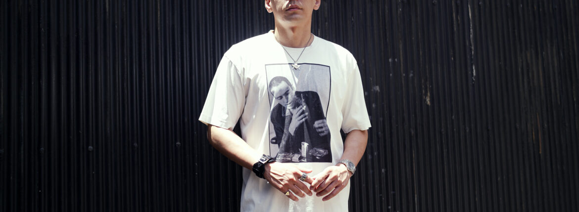 ISAMU KATAYAMA BACKLASH x FIXER x HERBIE YAMAGUCHI (イサムカタヤマバックラッシュ x フィクサー x ハービー山口) Joe with a roll up LONDON Photo Print T-shirt FIX-2117-01 フォトプリントTシャツ WHITE (ホワイト) MADE IN JAPAN (日本製) 2024 【WEBご予約開始】愛知 名古屋 Alto e Diritto altoediritto アルトエデリット