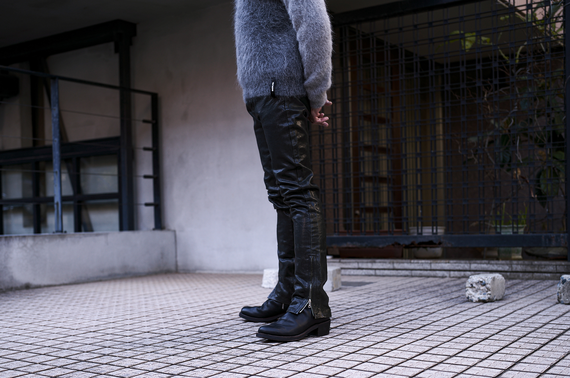 ISAMU KATAYAMA BACKLASH 1254-08 ITALY SHOULDER GARMENT DYED LEATHER PANTS BLACK 2025AW【ご予約開始】 イサムカタヤマバックラッシュ 愛知 名古屋 Alto e Diritto altoediritto アルトエデリット