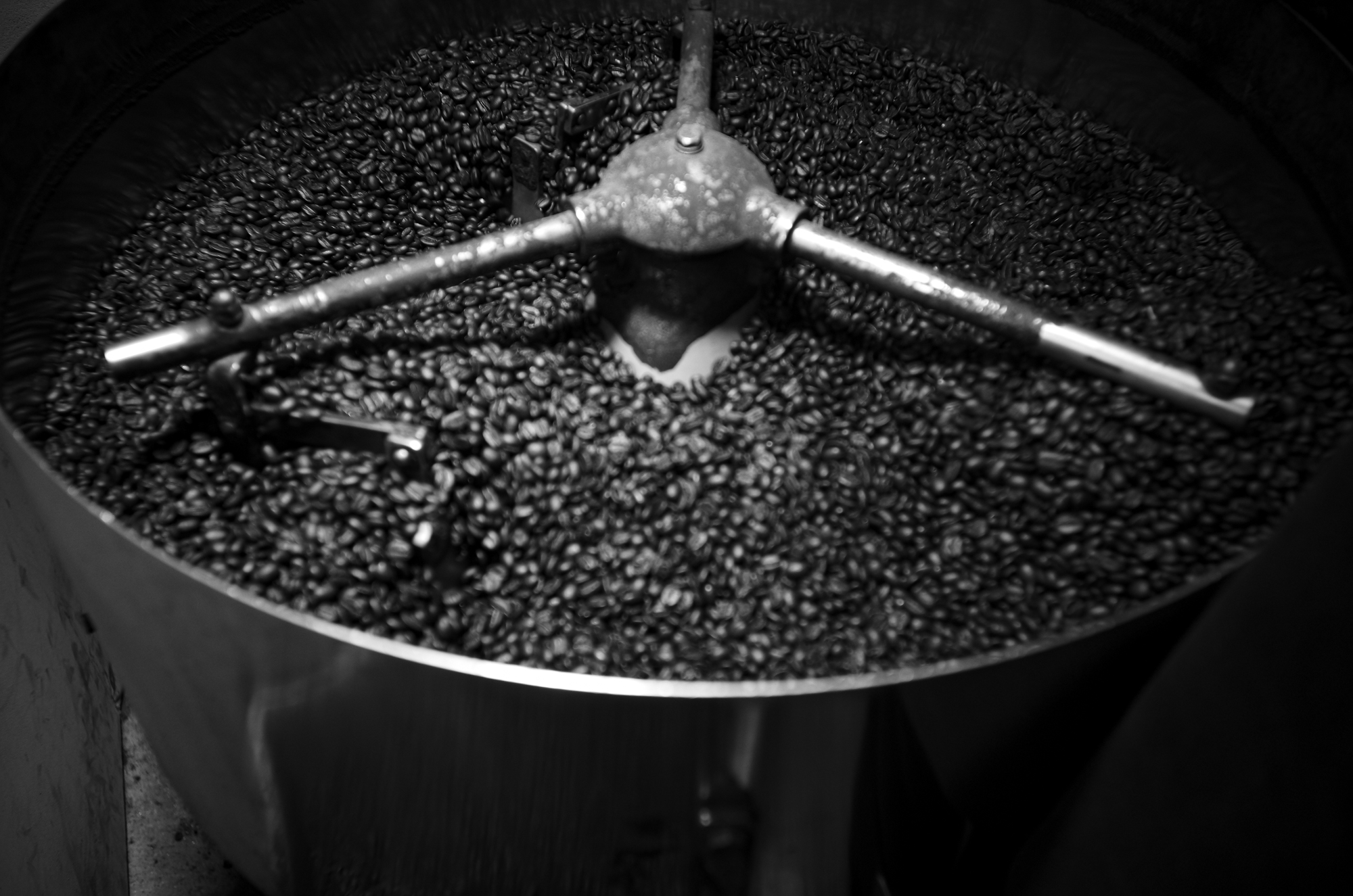 Alto e Diritto altoediritto アルトエデリット POCKET FACTORY ポケットファクトリー COFFEE コーヒー  POCK豆一鐵 〒462-0063 愛知県名古屋市北区丸新町９３ 川上敦久さん 淹れる最高の珈琲 カフェ ポケットファクトリー　ここでしか、手にできない最高のコーヒーをゲットしてください。現在カフェ営業はおこなっておらず、特売日の毎月、第2週目の土曜日、日曜日の豆の挽き売りでの開放日となっておりますカリスマ焙煎士 川上敦久氏 カリスマ焙煎士　川上 敦久氏について 長年の経験で培った五感と技術による“炭火焙煎”は、お客さまに喜ばれる最高に美味しいコーヒーを生み出しています。 通常はガス焙煎が多いなか、川上敦久氏は炭火焙煎にこだわり抜いています。原料の豆や機械に依存せず、湿度や天候にも一切影響されることなく、自分の五感と焙煎技術で生豆にしっかり味を付け、自分が手にしたコーヒー豆を最高の状態に仕上げています。川上敦久氏のコーヒーを是非ご堪能ください。川上 敦久氏のプロフィール2006年 天皇陛下植樹祭にて一級品ブレンド「道～みち～」が参加2010年 鳩山会館の新春パーティーに「天才焙煎士 川上敦久」として参加2011年 タイ王国王室財団管理農園より招聘王の依頼で「タイアラビカゴールデントライアングル」商品開発2013年 スリランカ国営コーヒー農園プロデュース 「スリランカ政府認定焙煎士」の称号を得る2014年 フランスの高級宝飾品ブランドBoucheron発表会のノベルティーに採用2014年 世界企業ネスレ「ドルチェグスト」に抜擢され 全国ＣМにて放映2017年 JRAからの抜擢で中京競馬場パノラマカフェを期間限定オープン2018年 東急ホテル主催ロイヤル会員イベントで定員60人に600人超が応募2019年 天皇陛下第70回全国植樹祭に「線」が参加2020年 MITSUKOSHI特招会に採用2020年 東海テレビ「タイチサン」に国分太一さんと共演